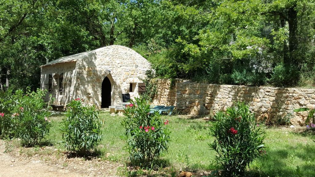 Zahrada ubytování Le Donjon des Combes et son Spa