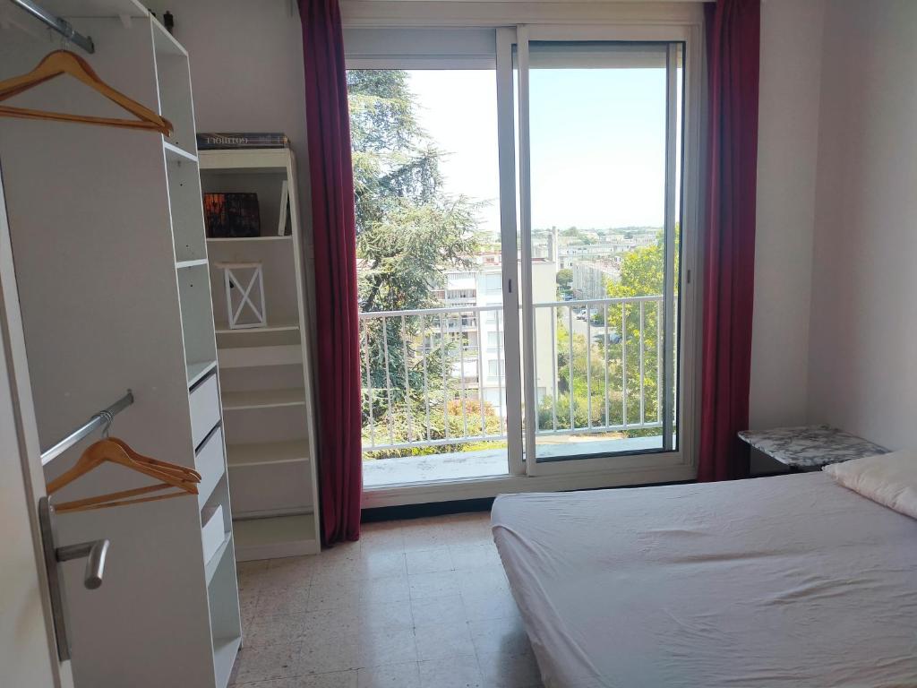 En eller flere senge i et værelse på Bel appartement calme proche centre