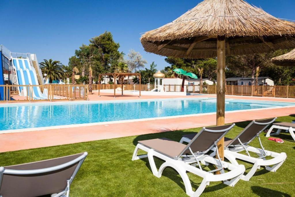 Bazén v ubytování Mobil Home Camping La Palmeraie nebo v jeho okolí