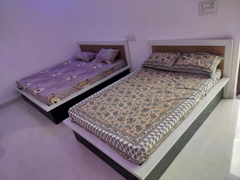 Ένα ή περισσότερα κρεβάτια σε δωμάτιο στο Hotel Sukhsagar khatushyamji