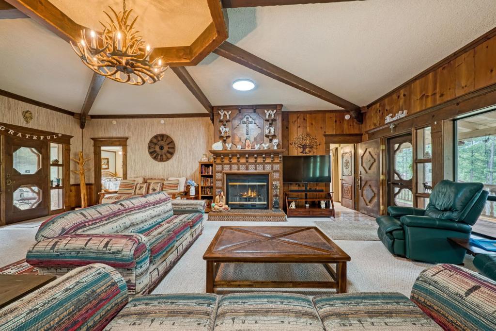 Χώρος καθιστικού στο Wooded Mountain Retreat with Decks and Fireplace