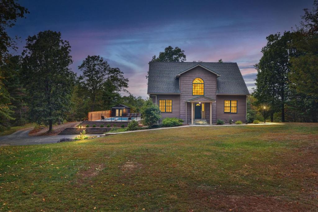 una casa con un prato verde davanti di Happy Trails House a Liverpool