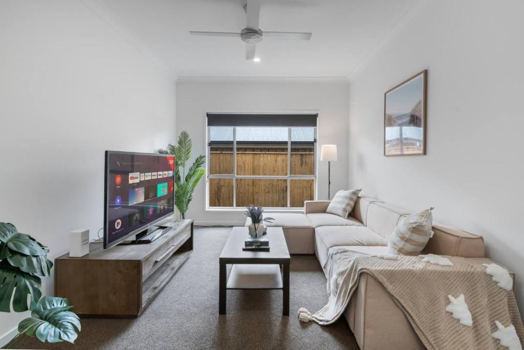 TV a/nebo společenská místnost v ubytování Brand New Convenient Family Home with Workspace