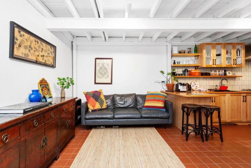 Η κουζίνα ή μικρή κουζίνα στο The Freo Stables - 2 BR Stylish Stay