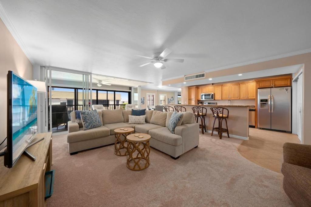 a living room with a couch and a kitchen at Kings Crown 309 in Sanibel