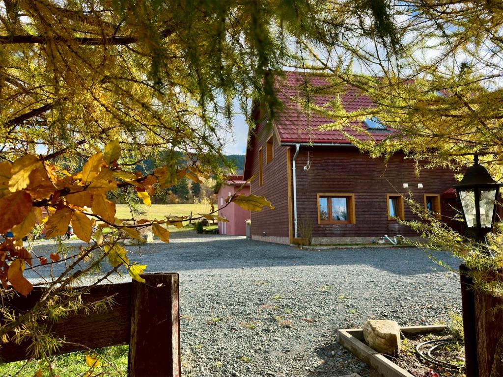 コバリにあるGospodarstwo Zaciszeの赤屋根の大家