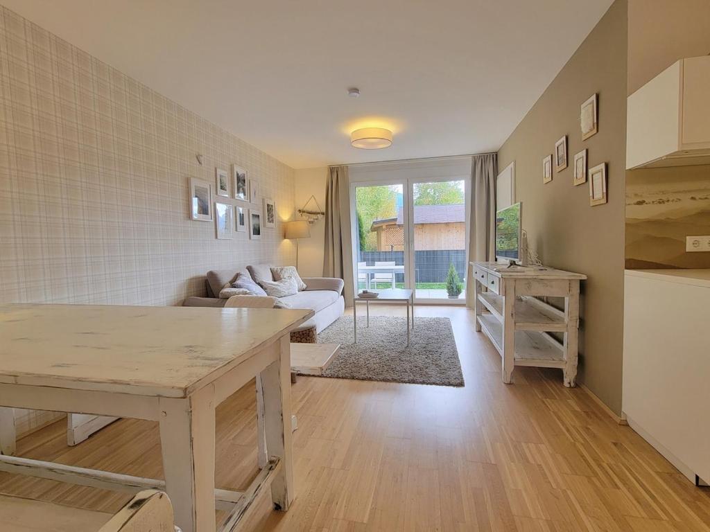 a living room with a table and a couch at Grimminglounge in Liezen
