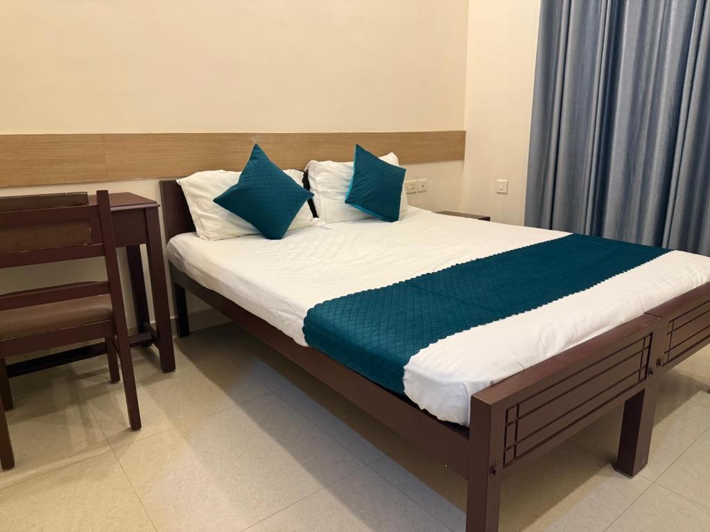 Ένα ή περισσότερα κρεβάτια σε δωμάτιο στο HOTEL TRIVA -300m from Medical College