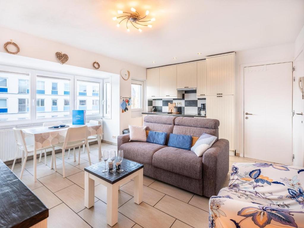 a living room with a couch and a table at Vicky derde in Galopen