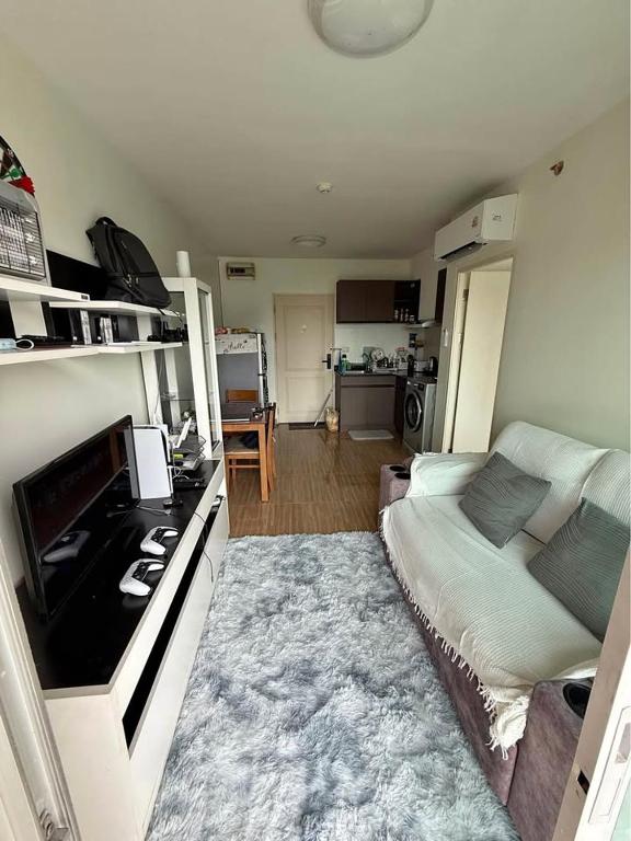 a living room with a bed and a kitchen at 1 bd at s&s sukhumbit in Amphoe Phra Khanong