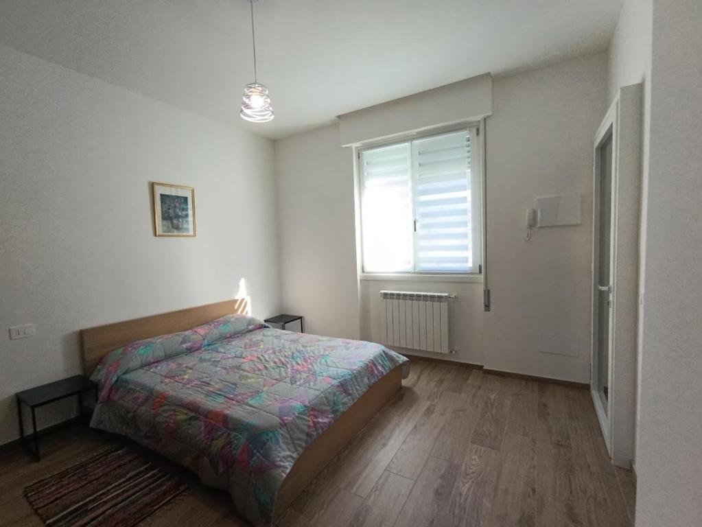 Un dormitorio con una cama y una ventana en Sidera, en Dervio