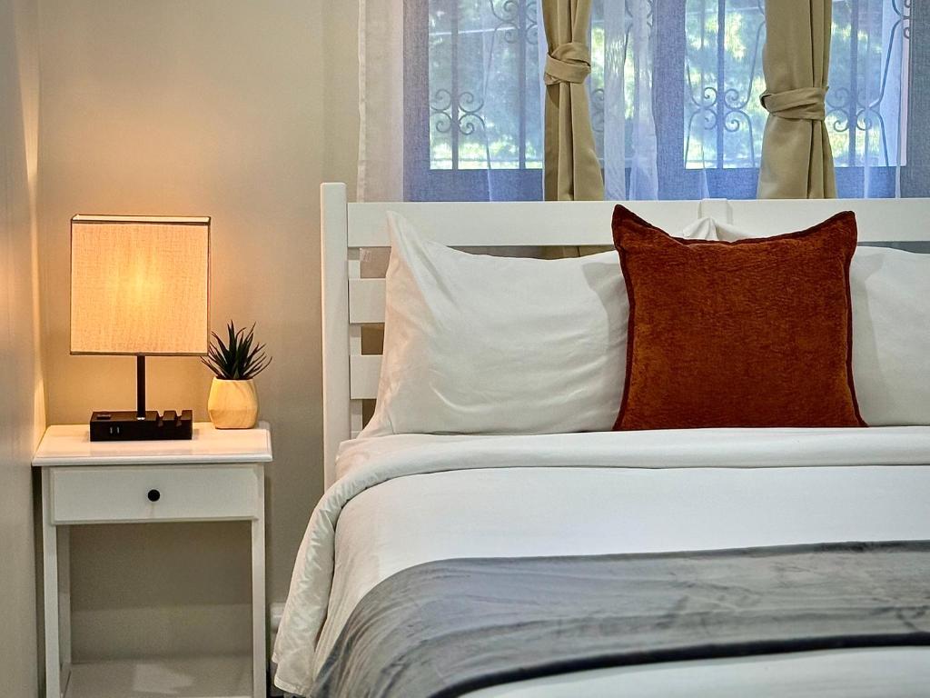 Giường trong phòng chung tại Flushing City Escape