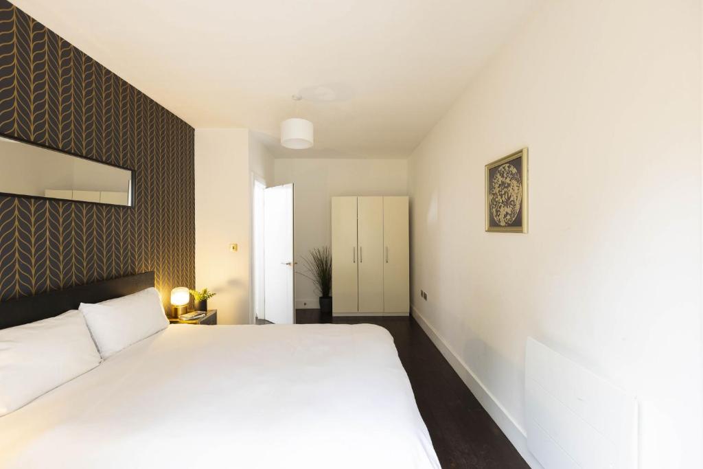 Una cama o camas en una habitación de River & Hospital Base, Kings Road Retreat