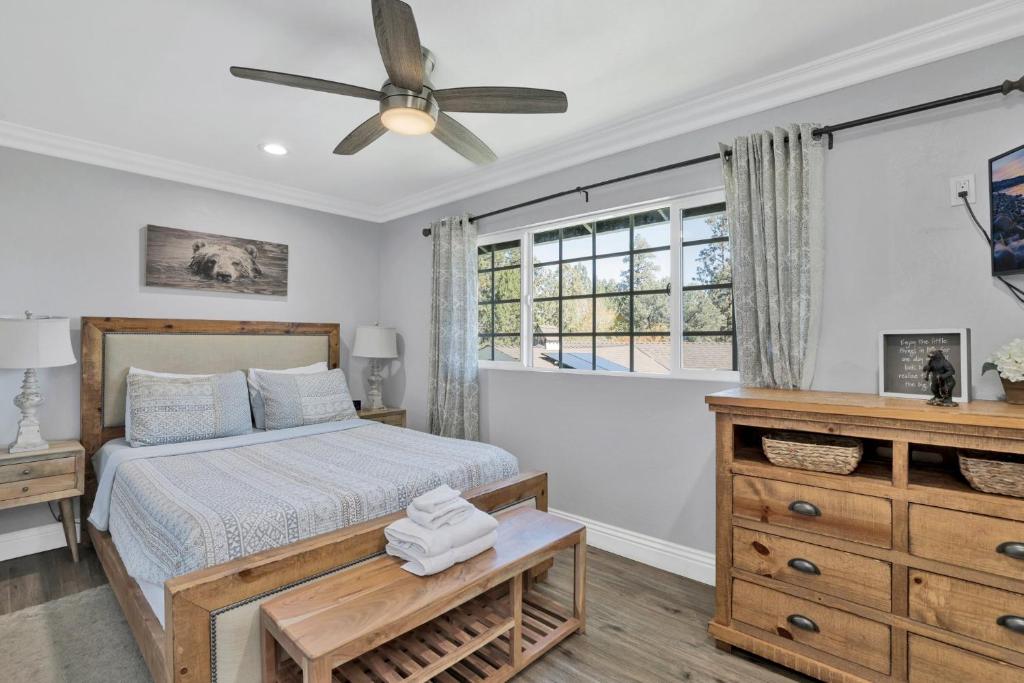 una camera da letto con un letto e un ventilatore a soffitto di Brewer Escape #609 a Sugarloaf