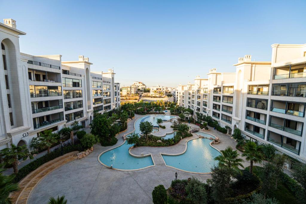 アンマンにあるطريق المطار بوليفارد الامعريのアパートメントビル内の中庭の空中ビュー