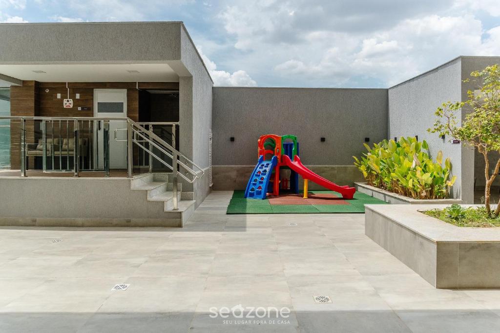 um parque infantil numa casa com escorrega em Aptos em Prédio com Piscina e Academia - GRL em Anápolis