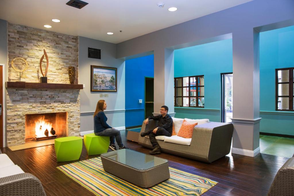 Posezení v ubytování HI Los Angeles Santa Monica Hostel