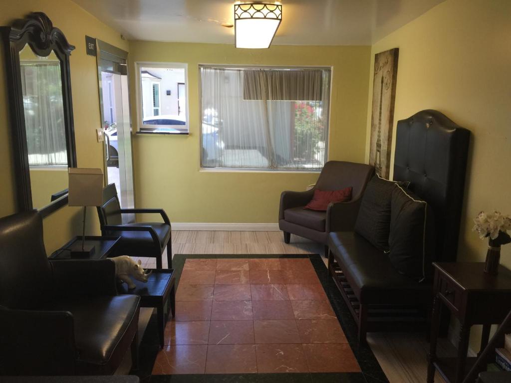 Uma área de estar em El Royale Hotel - Near Universal Studios Hollywood