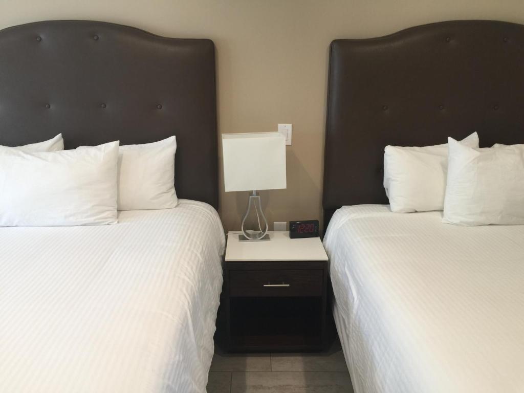 Cama ou camas em um quarto em El Royale Hotel - Near Universal Studios Hollywood