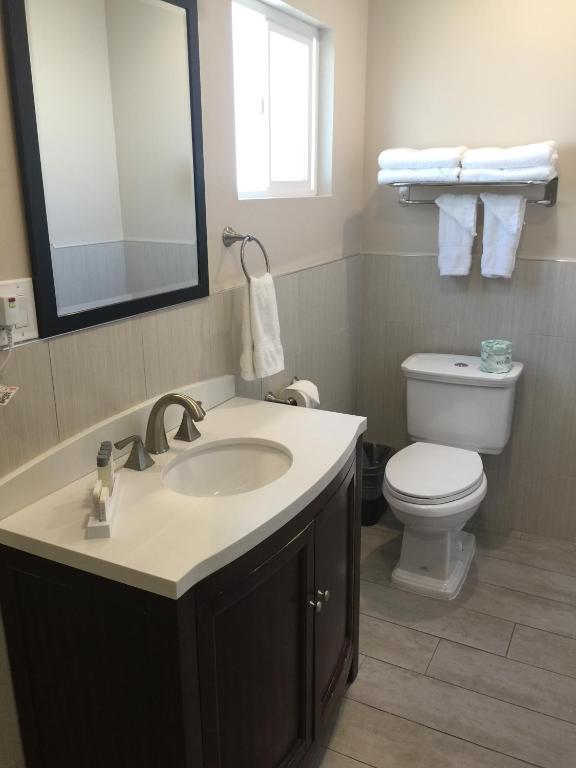 Um banheiro em El Royale Hotel - Near Universal Studios Hollywood