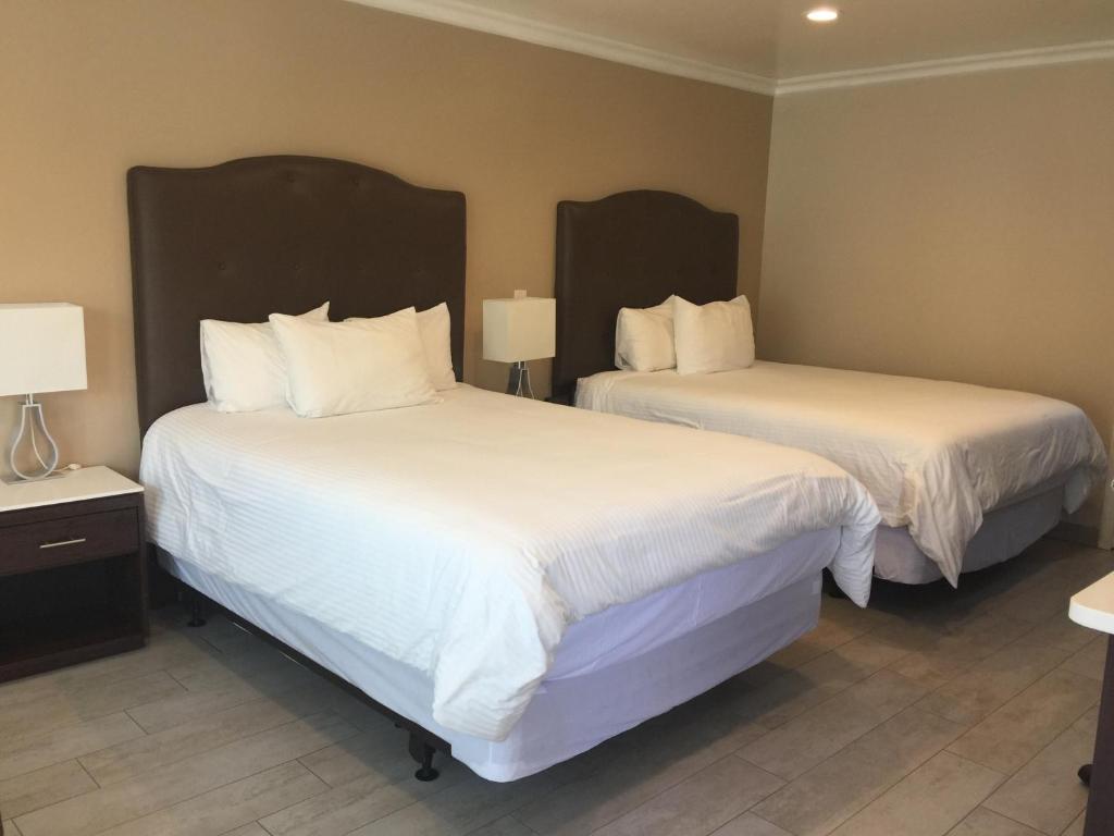 Cama ou camas em um quarto em El Royale Hotel - Near Universal Studios Hollywood