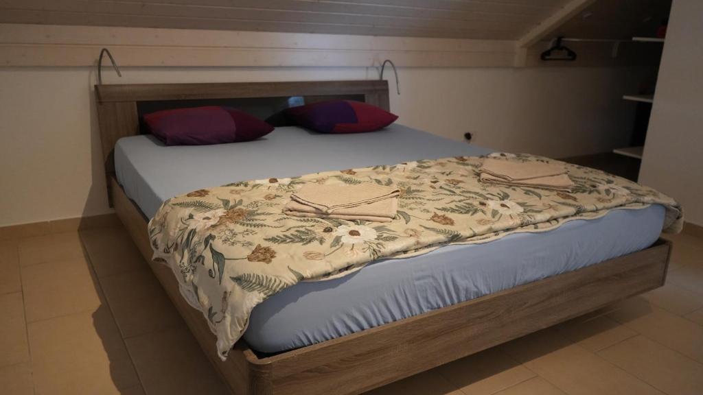 Katil atau katil-katil dalam bilik di Homely 2,5 room apartment