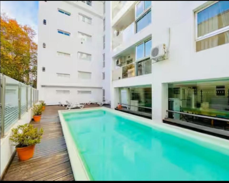 une piscine devant un immeuble dans l'établissement Oroño Estudio Departamento de 1 habitacion, à Rosario