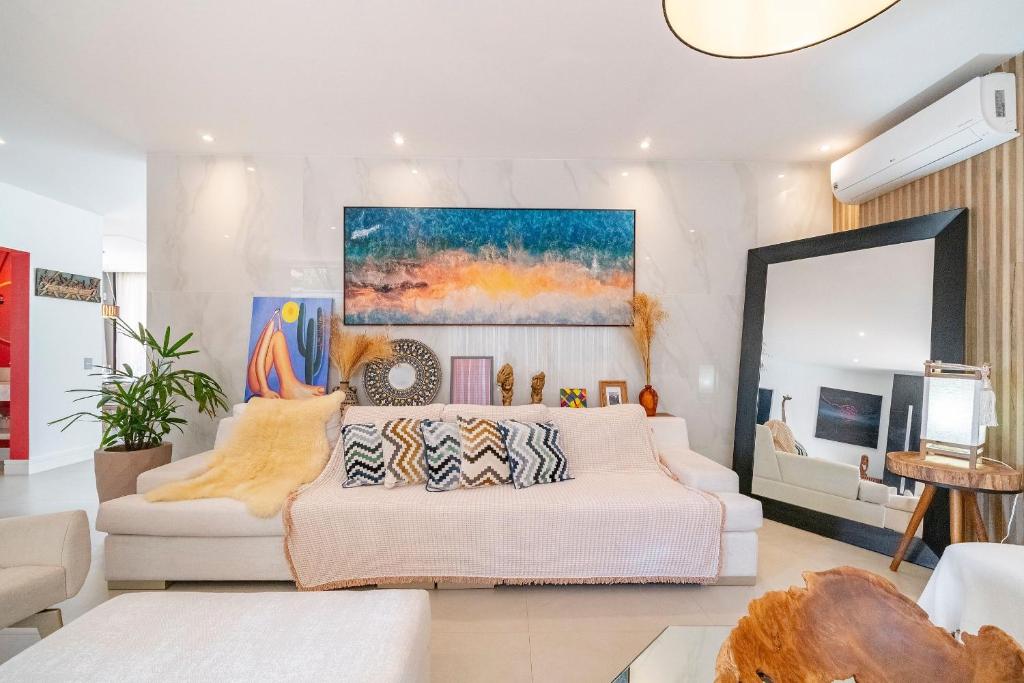 a living room with a bed and a couch at Casa Atalaia 550m Praia c/ Hidro by Achei Camboriú in Praia Brava