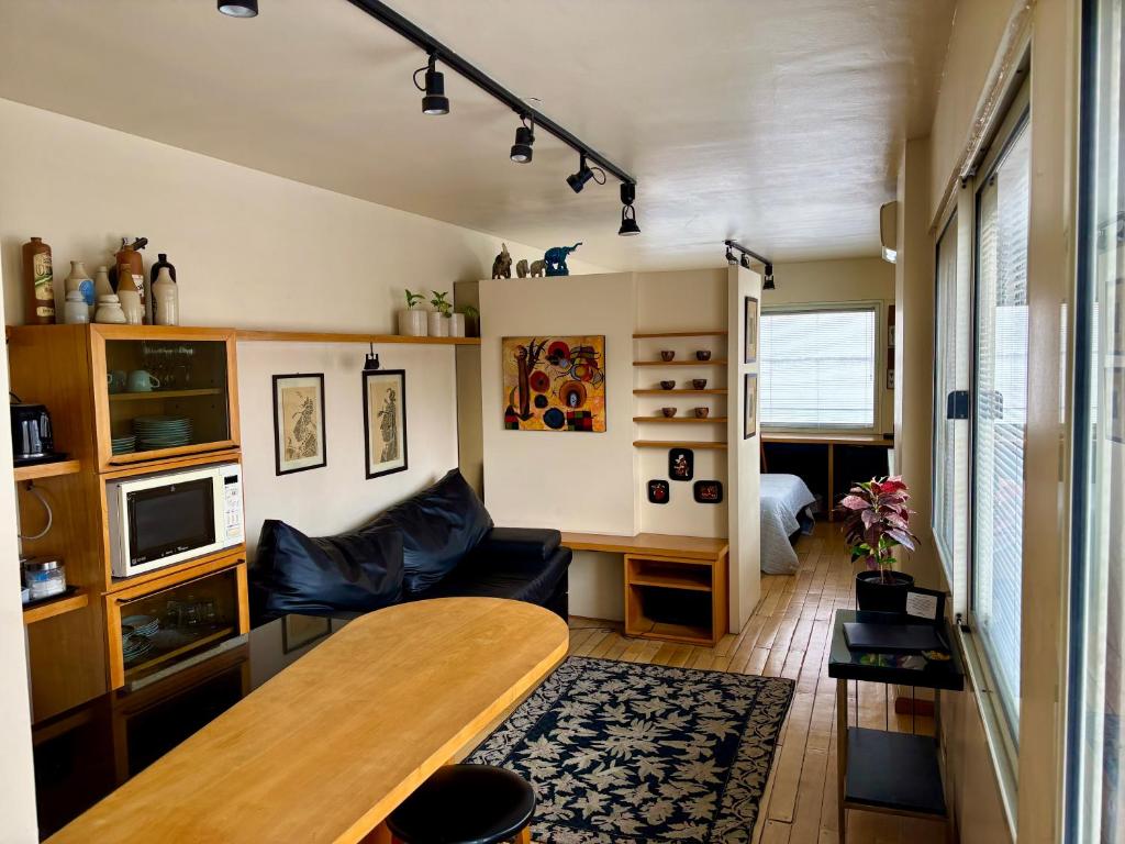 una sala de estar con una mesa y un sofá en Estilo y Comodidad en Av Corrientes, departamento con cochera para autos, en Buenos Aires