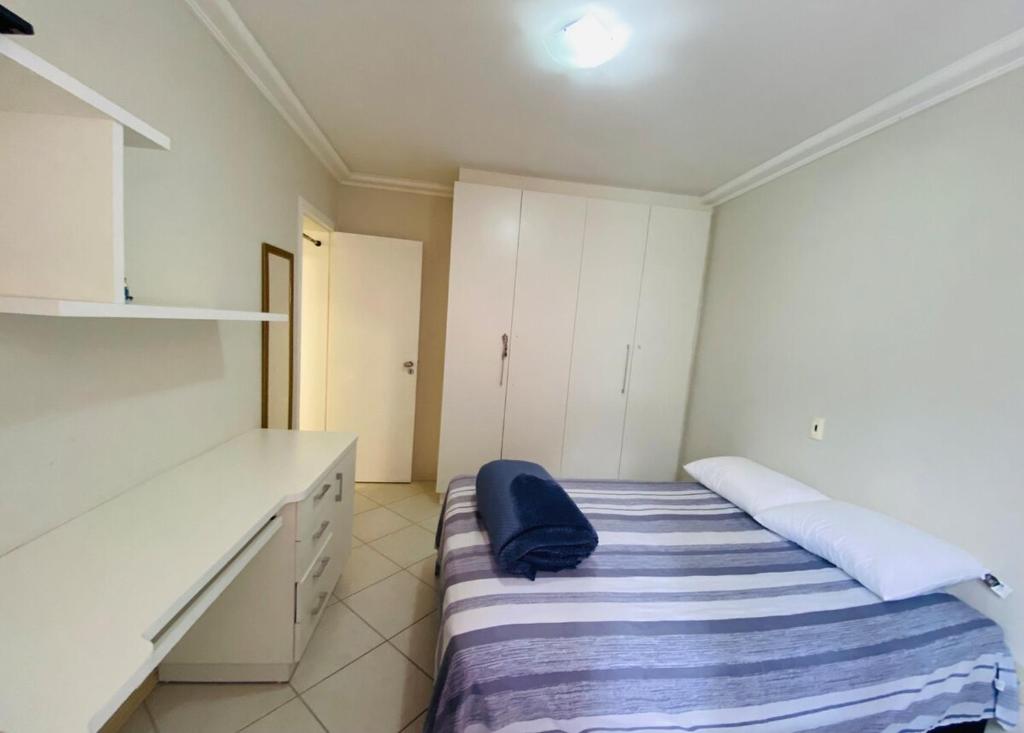 Postel nebo postele na pokoji v ubytování Apto à 100m a pé da praia central