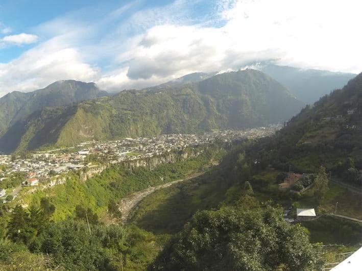 Blick auf einen Berg mit einer Stadt in der Ferne in der Unterkunft Freestyle House Hostel in Lligua