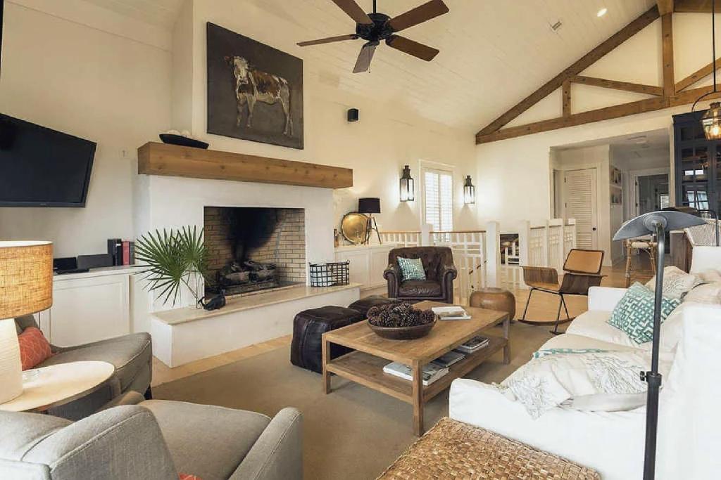 Una sala de estar llena de muebles y una chimenea. en Luxurious Four Bedroom Beach Home with Gulf Views, en Rosemary Beach
