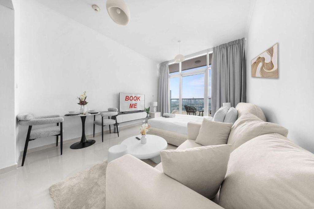 Χώρος καθιστικού στο Stayshort - Damac Hills sleeps 2 near Golf Courses