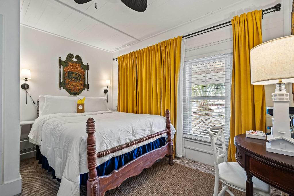 Ένα ή περισσότερα κρεβάτια σε δωμάτιο στο Old Carrabelle Hotel Regatta Room