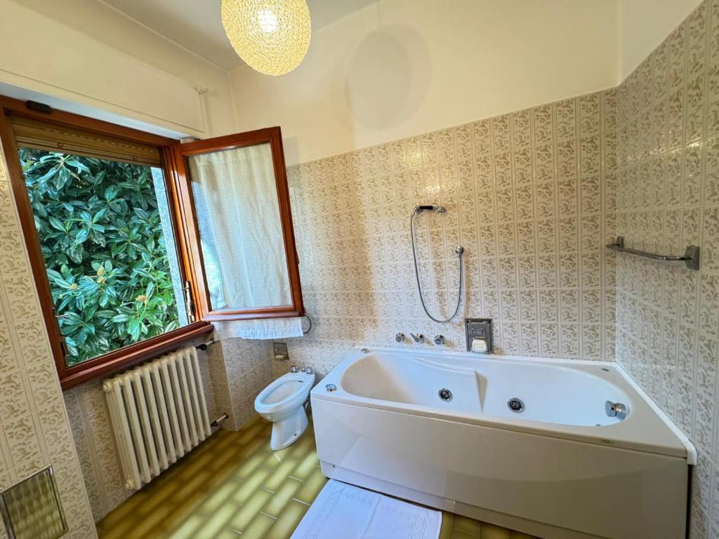 Ένα μπάνιο στο Villa Mirella Como