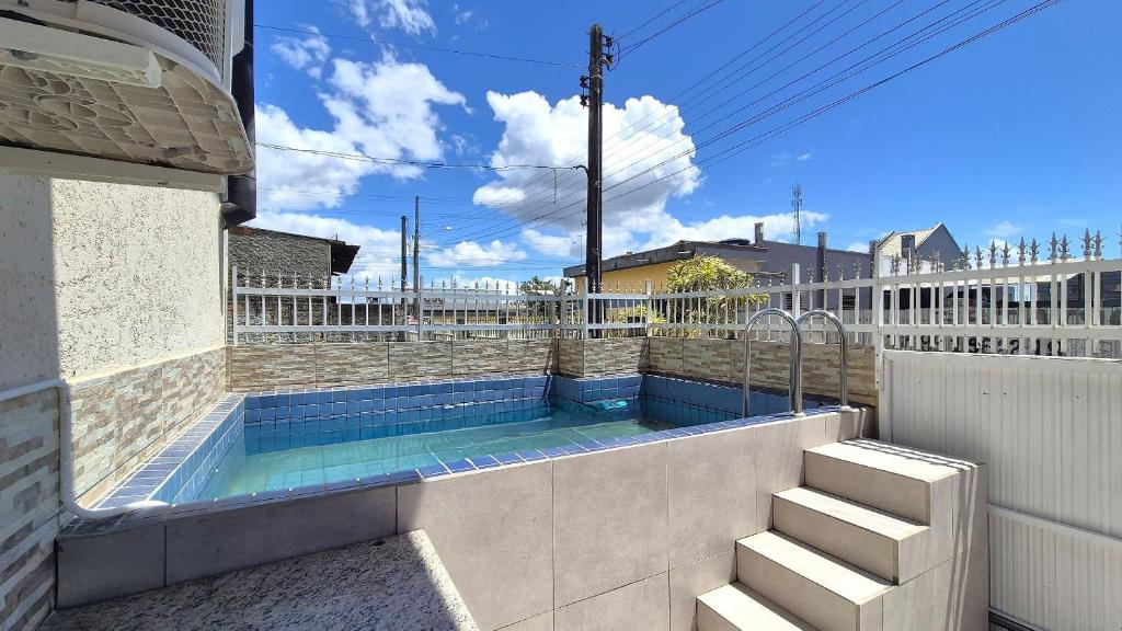 ItajubáにあるCasas completas em condomínio com piscina a 110m do Mar - ONIsの建物横のスイミングプール