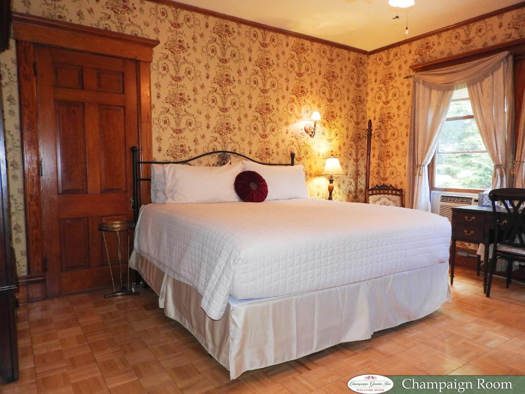 Postel nebo postele na pokoji v ubytování Champaign Garden Inn