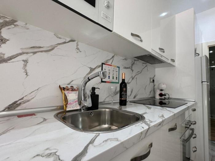 A1 - Ground-Floor 2-Bedroom with Free Private Parking - 100 m from La Carihuela Beach
