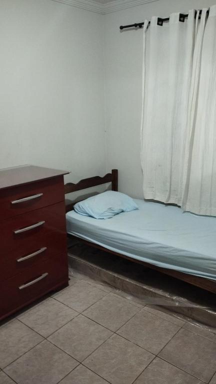 Ένα ή περισσότερα κρεβάτια σε δωμάτιο στο Quarto em República Estudantil