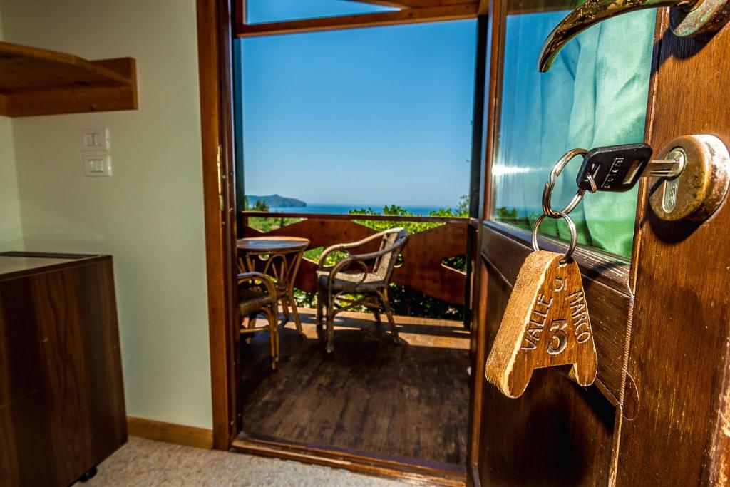 eine Tür zu einem Balkon mit Aussicht in der Unterkunft Agriturismo Valle di Marco in Palinuro