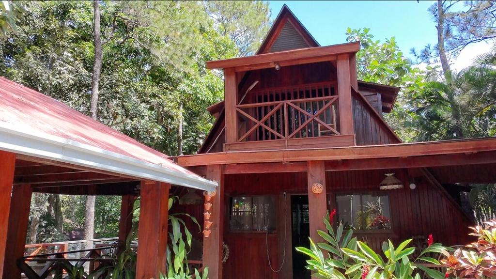 ハラバコアにあるWooden Paradise in Jarabacoaの鳥居