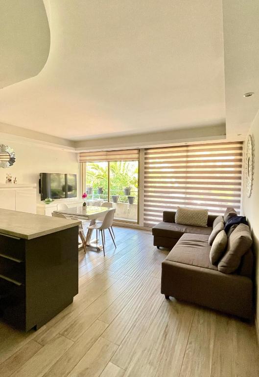 a living room with a couch and a table at Charmant appartement plein centre in Saint-Tropez