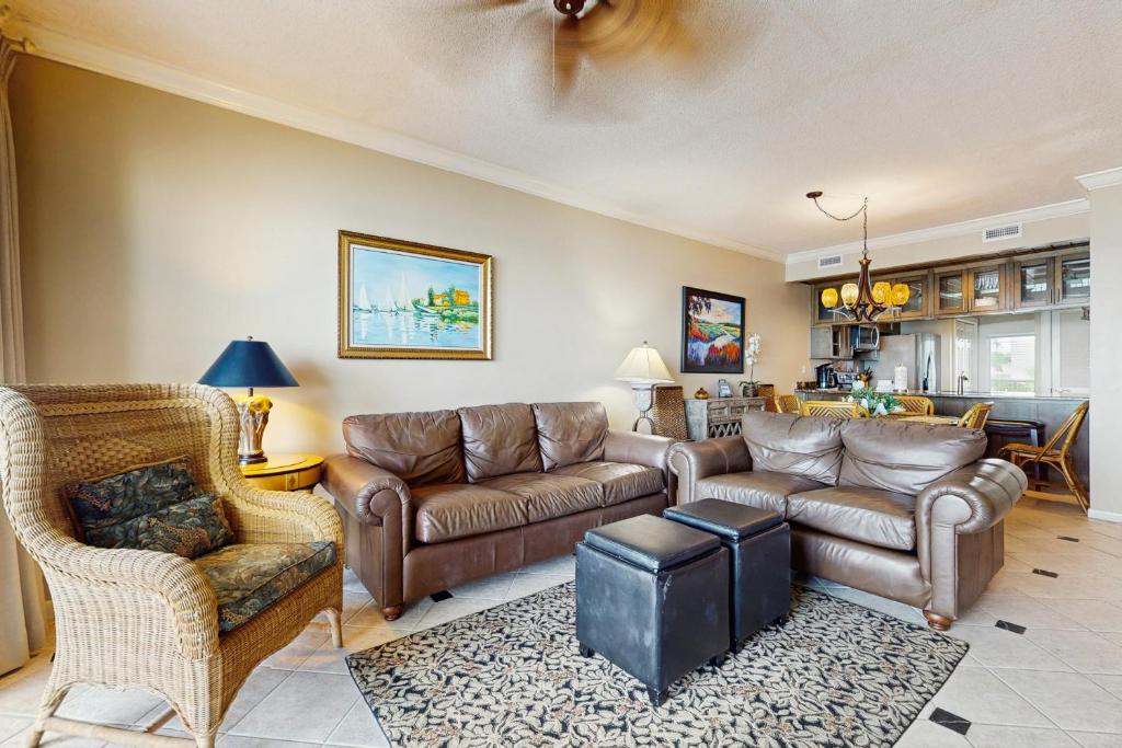 salon z kanapami, kanapą i krzesłami w obiekcie High Pointe W22 - Gulf Front Condo w mieście Rosemary Beach