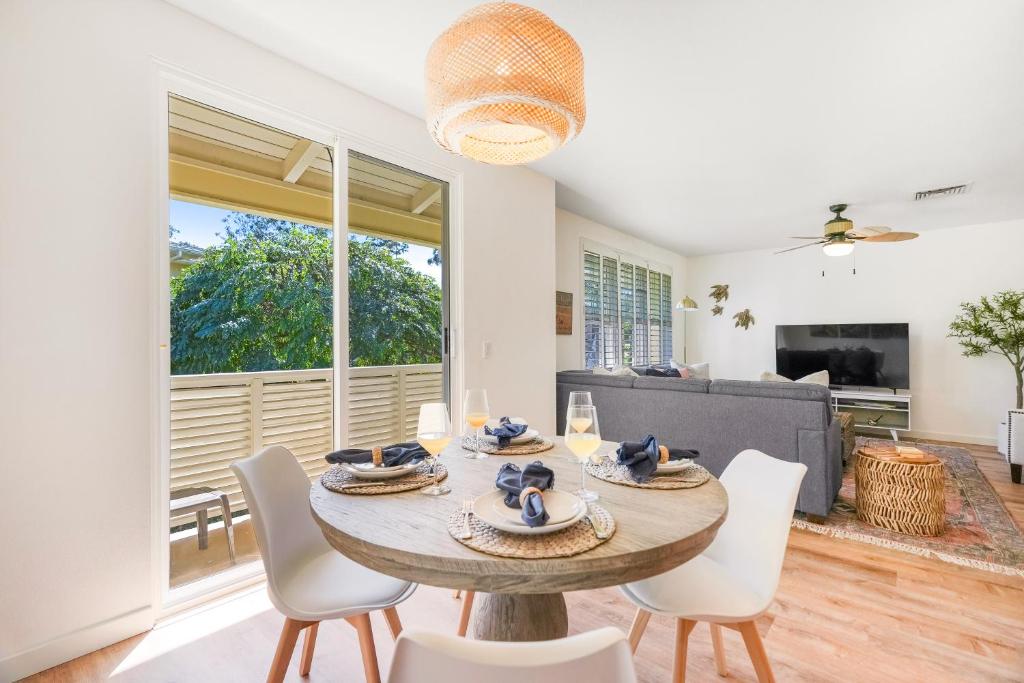 プリンスビルにあるKa Pu'uwai at Nihilani 29Bのテーブルと椅子のあるダイニングルーム