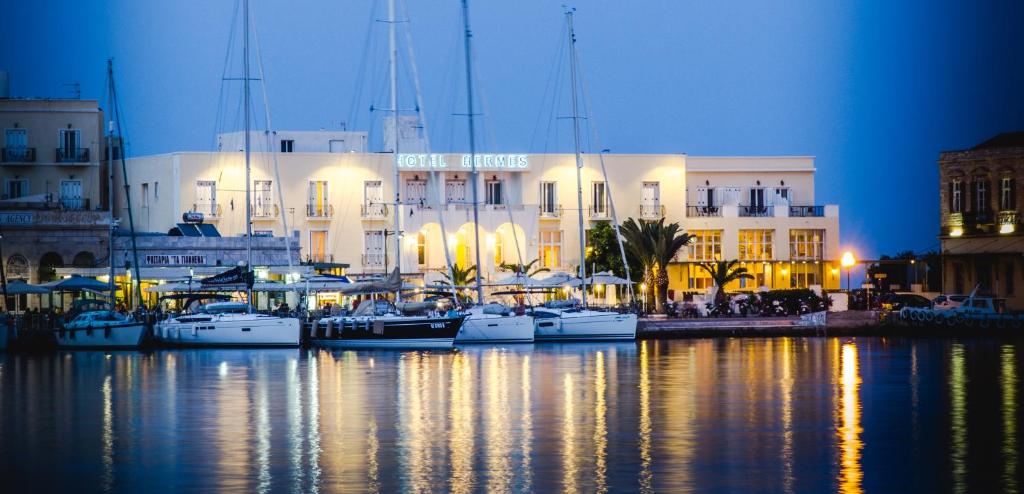 un grupo de barcos atracados en un puerto deportivo por la noche en Hotel Hermes, en Ermoupoli