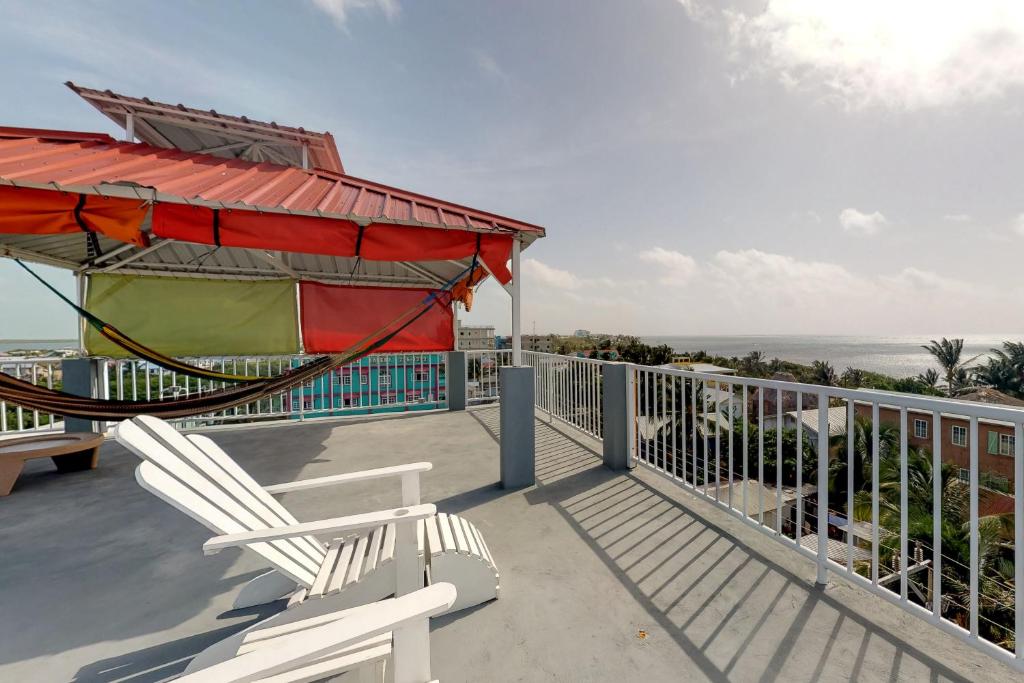 サン・ペドロにあるHanna Suite #9 at Laguna Suite -Gold Standard Certifiedのバルコニー(椅子2脚、ハンモック付)