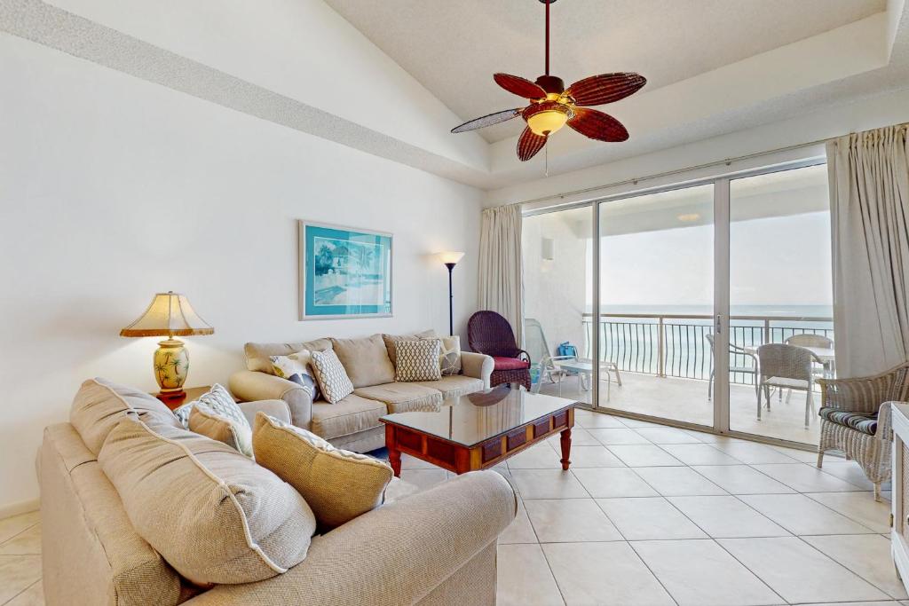 un salon avec un canapé et une table dans l'établissement High Pointe W43 - Gulf Front Condo, à Rosemary Beach