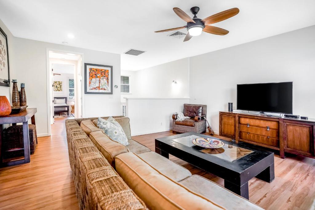 プリンスビルにあるNihilani 25Bのソファと薄型テレビのあるリビングルーム