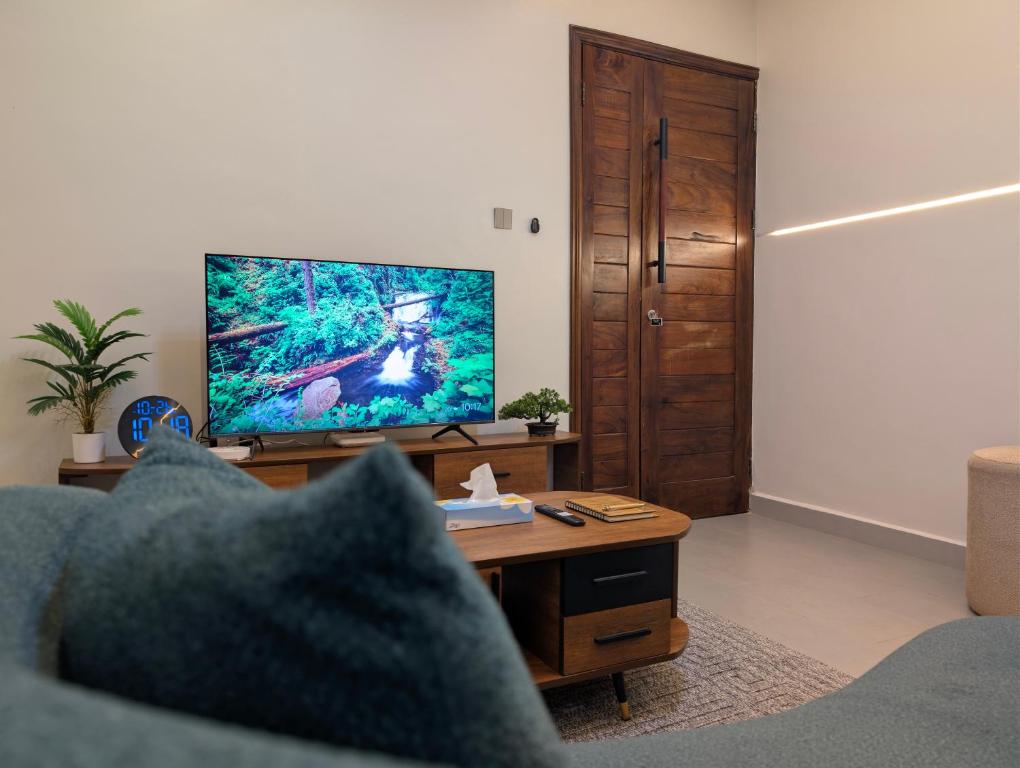 TV/trung tâm giải trí tại Hakuna Matata Apartment in Munyonyo