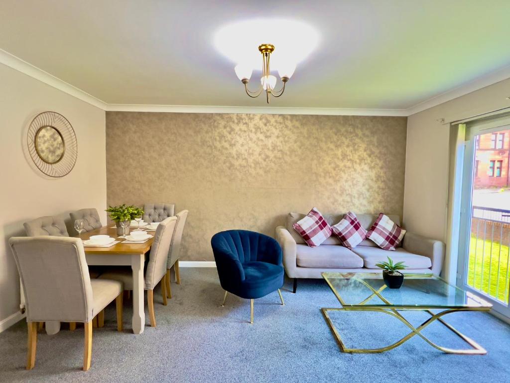 uma sala de estar com um sofá e uma mesa em Stylish City Apartment with Free Parking near Town em Glasgow